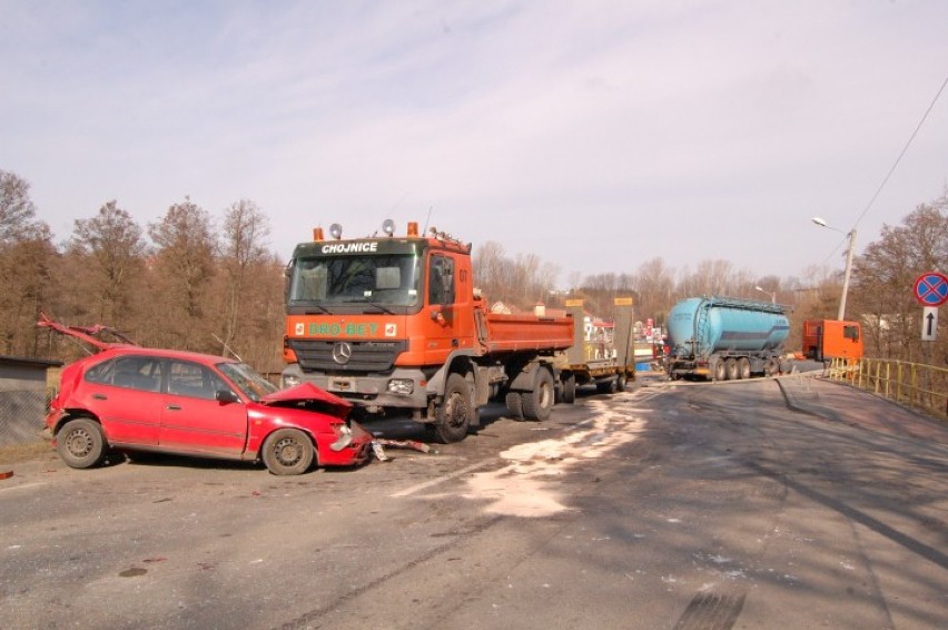 Wypadek w Żukowie - uczestniczą w nim dwa tiry i samochód osobowy[ZDJĘCIA]
