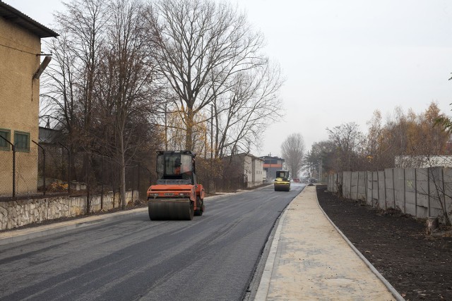 W ubiegły piątek trwały ostatnie prace związane z układaniem ścieralnej nawierzchni asfaltu na nowo powstałym odcinku ulicy Przemysłowej. Dziś po sprzęcie drogowym nie ma już śladu.