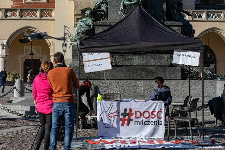 Organizatorzy akcji w Krakowie oferują pomoc w wystąpieniu z...