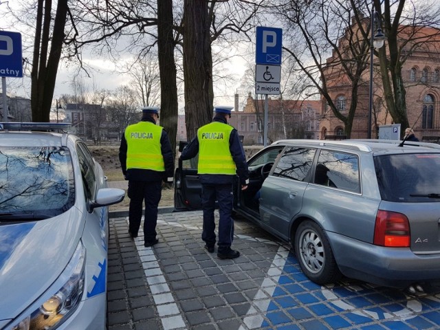 Policjanci sprawdzali uprawnienia kierowców do parkowania na kopertach m.in. w pobliżu kościoła św. Antoniego