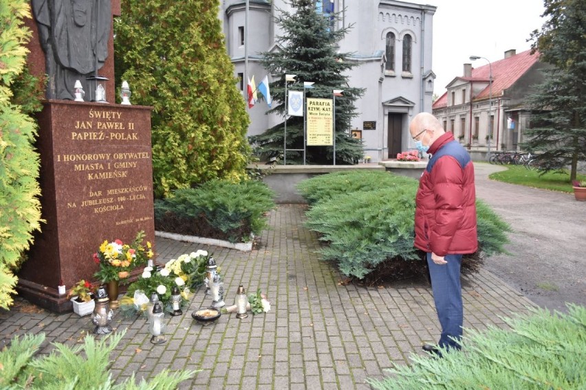 Kamieńsk: Kwiaty w 42. rocznicę wyboru Karola Wojtyły na papieża