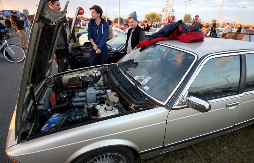 Zjazd zabytkowych samochodów w Gdańsku. Spotkanie miłośników oldschoolowych aut [ZDJĘCIA]