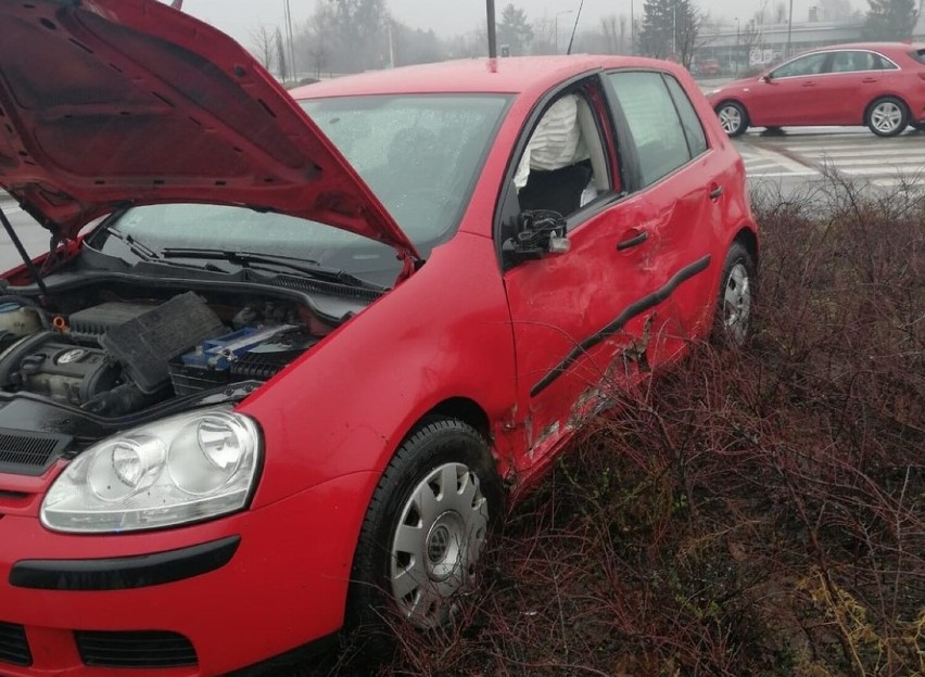 Elbląg. Groźna kolizja na trasie Unii Europejskiej. Kobieta trafiła do szpitala