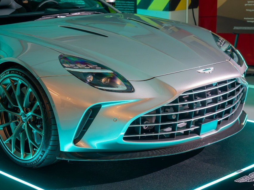 Z przodu nowego Aston Martina zauważymy większą osłonę...