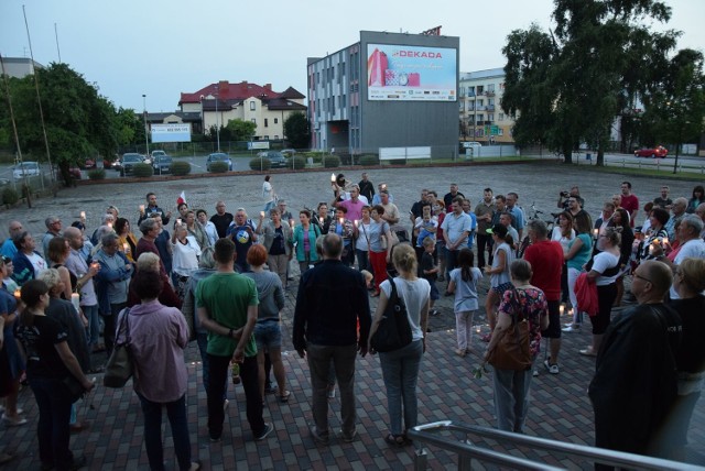 W czwartek wieczorem skierniewiczanie protestowali przed sądem przeciwko uchwalonej nowej ustawie o Sądzie Najwyższym. Przed Sądem Rejonowym w Skierniewicach zebrało się ok. 100 osób. Skierniewiczanie przyłączyli się do ogólnopolskiego protestu.