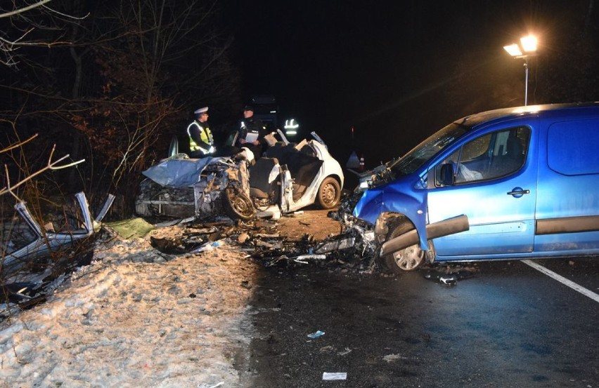 Wypadek na drodze wojewódzkiej 218 w pobliżu Wejherowa. Dwie osoby poszkodowane