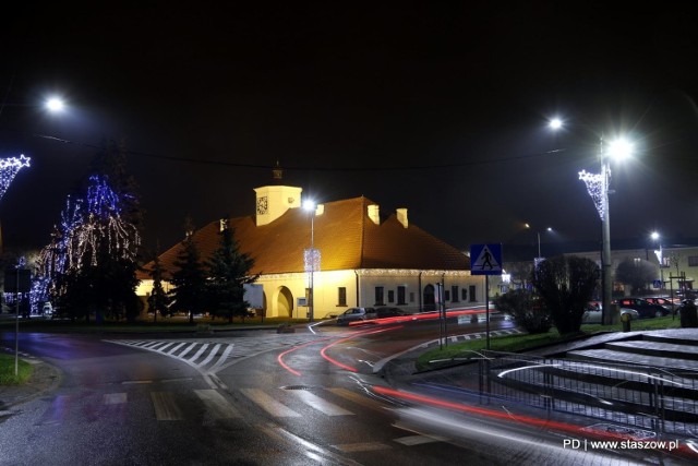 Staszów jest już w pełni gotowy na święta. Zakończył się montaż ostatnich iluminacji, które pięknie oświetlają miasto. Postawiono również szopkę oraz udekorowano choinki przy ratuszu. Iluminacje znajdują się między innymi na rynku oraz ulicach: Mickiewicza, Opatowskiej i Jana Pawła II. Rozświetlony jest także park Adama Bienia oraz rondo Elektrowni Połaniec. 

Na kolejnych slajdach zobaczycie piękny, świąteczny Staszów >>>