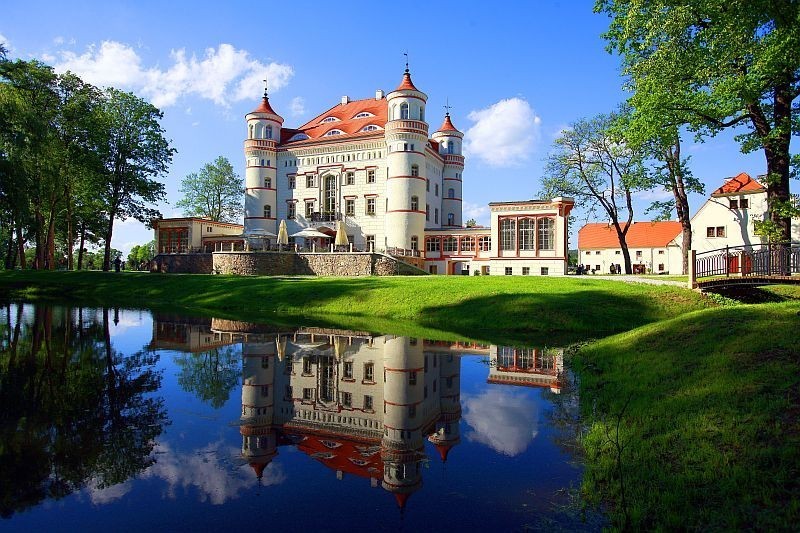Pałac w Wojanowie. Przed wiekami neogotycki pałac w...