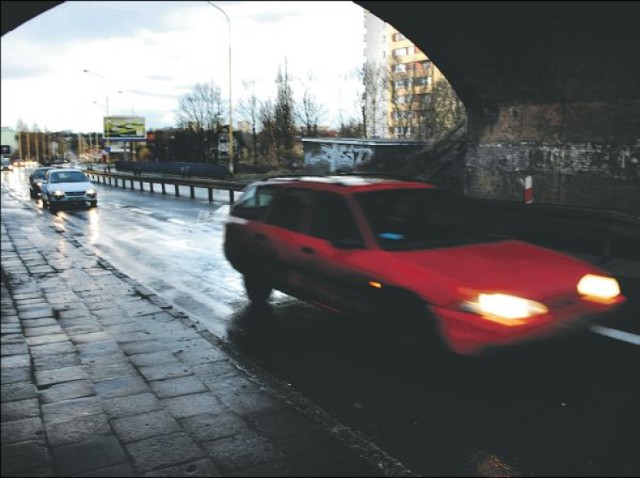 Odcinek ulicy z dwoma ostrymi zakrętami nie cieszy się dobrą ...