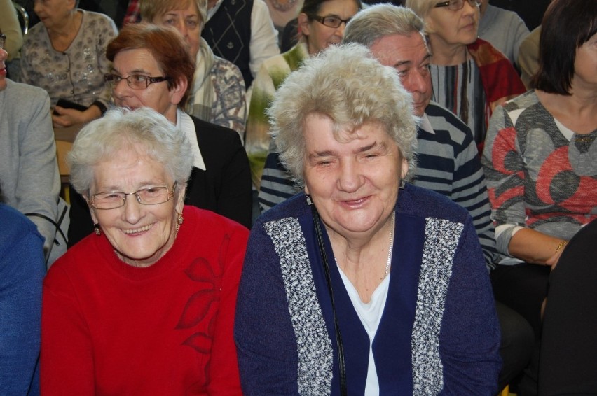 Uśmiechnięte i wzruszone twarze babć i dziadków w Przedszkolu Aniołek w Kiełpinie