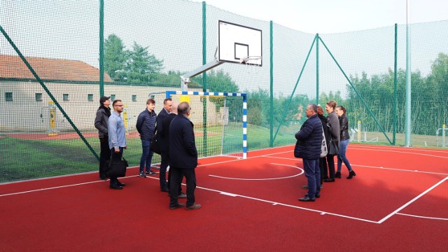 (27.09.2022) starosta wadowicki Eugeniusz Kurdas wspólnie z urzędnikami testował sprzęt na szkolnym boisku