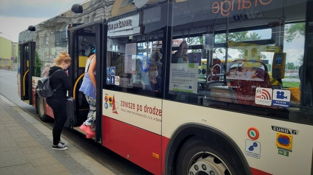 Pasażerowie MZK chcieliby więcej kursów realizowanych w godzinach szczytu. Ratusz przekonuje, że to spowodowałoby większe straty w miejskiej kasie.