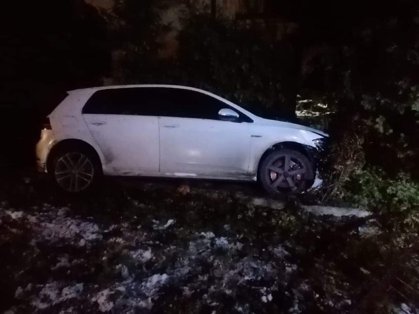 Kierowca wjechał w ogrodzenie domku jednorodzinnego