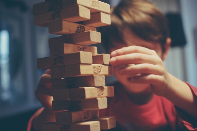 Jenga - ta drewniana gra zręcznościowa jest świetnym rozwiązaniem na spędzenie wolnego czasu. Polegająca na przekładaniu drewnianych klocków gra jest trudniejsza niż się wydaje - potrzeba do niej dużo wyczucia i precyzji, jednak przysparza graczom wiele dobrej zabawy.