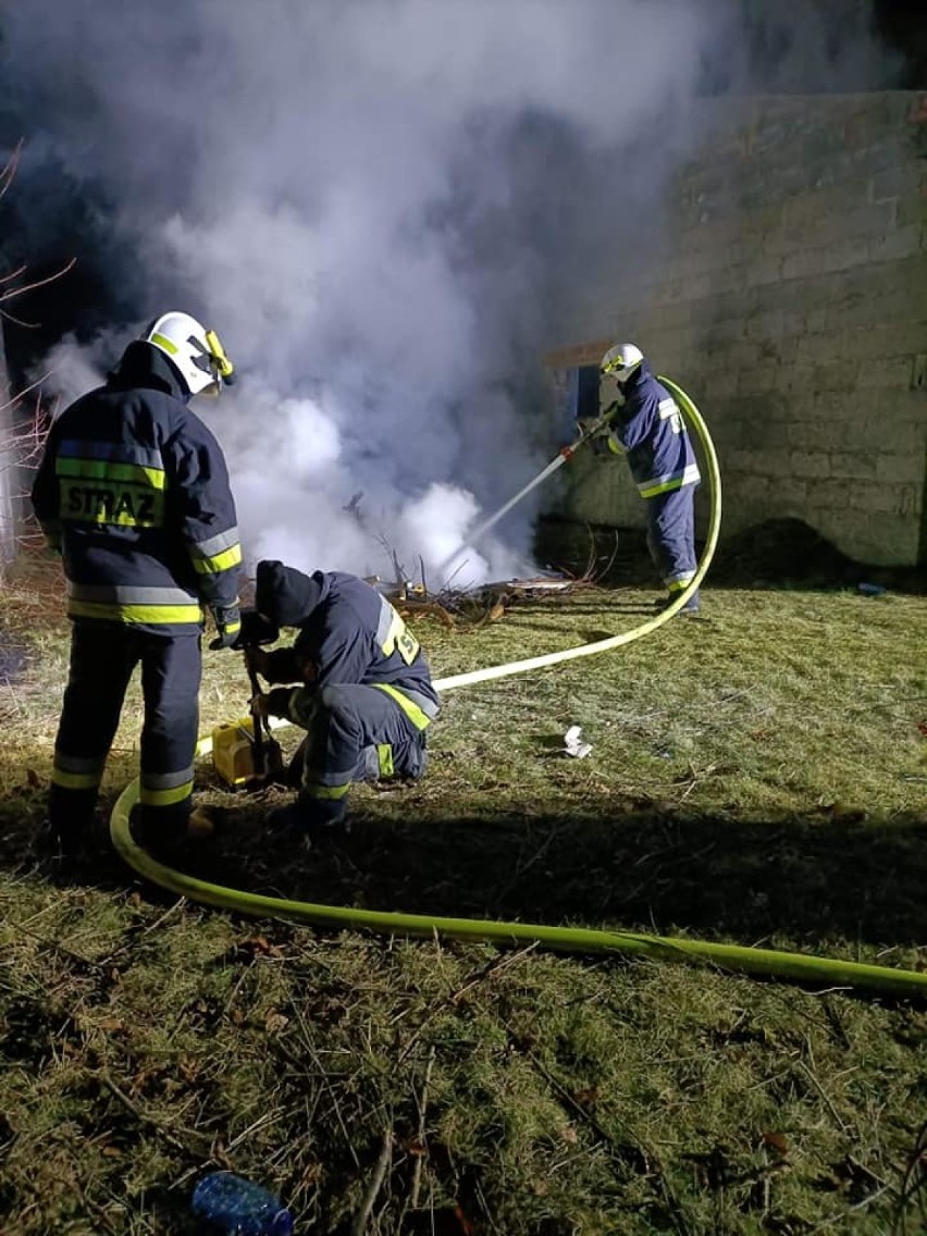 Pożar domu pod Twardogórą. Na miejscu interweniowało kilka zastępów straży pożarnej 