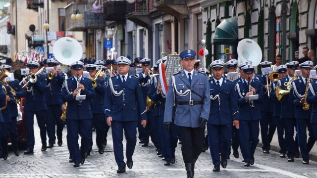 Uroczyste obchody Święta Policji odbyły się w Radomiu w środę, 27 lipca. Najpierw była msza święta w kościele garnizonowym, a następnie uroczysty apel na Placu Jagiellońskim i festyn rodzinny.