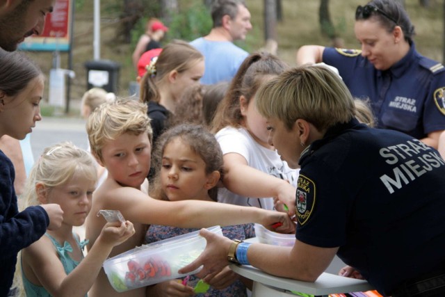 Plaża nad Jeziorem Mierzyńskim i akcja „Kręci mnie bezpieczeństwo nad wodą” (1.08.2021).