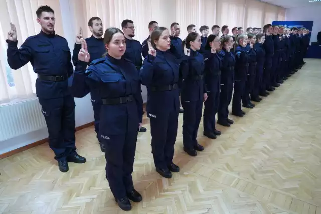 Ślubowanie, w obecności rodzin i bliskich, od policjantów odebrał Komendant Wojewódzki Policji w Bydgoszczy nadinsp. Piotr Leciejewski.