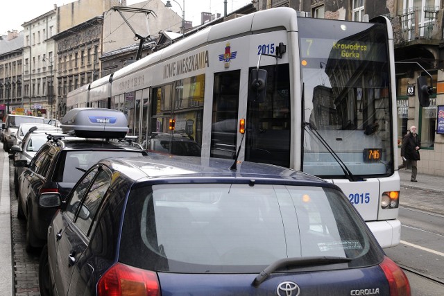 Źle zaparkowane pojazdy utrudniają przejazd tramwajom