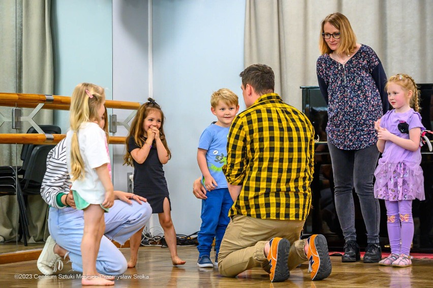 Maluchy świetnie się bawią na warsztatach teatralnych w CSM...