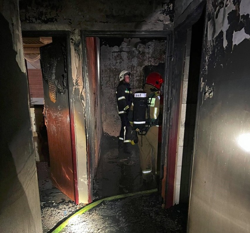 Dramatyczny pożar w Klęczanach. Płonął pokój w domu dziecka. Wszyscy podopieczni zostali ewakuowani. W akcji brało udział 49 strażaków