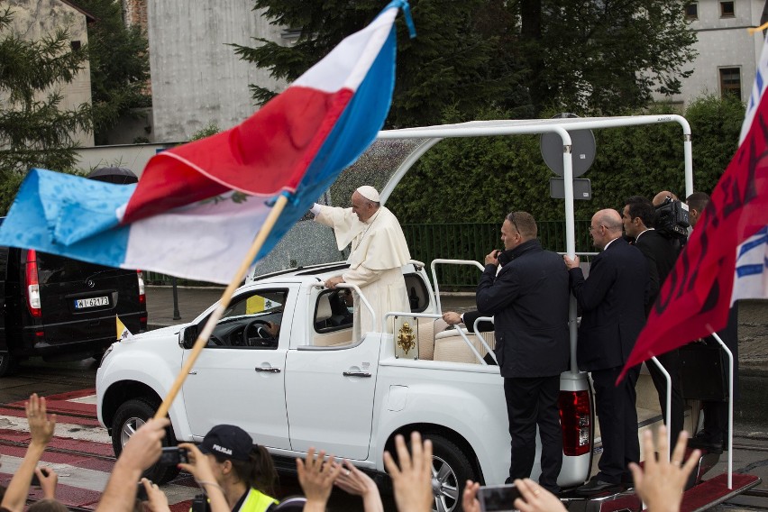 Papież przejechał papamobile z Salwatora na Wawel [ZDJĘCIA, WIDEO]