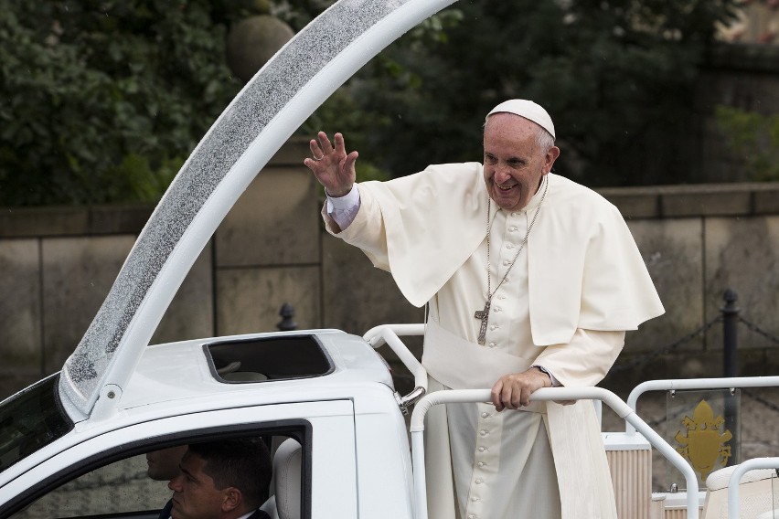 Papież przejechał papamobile z Salwatora na Wawel [ZDJĘCIA, WIDEO]
