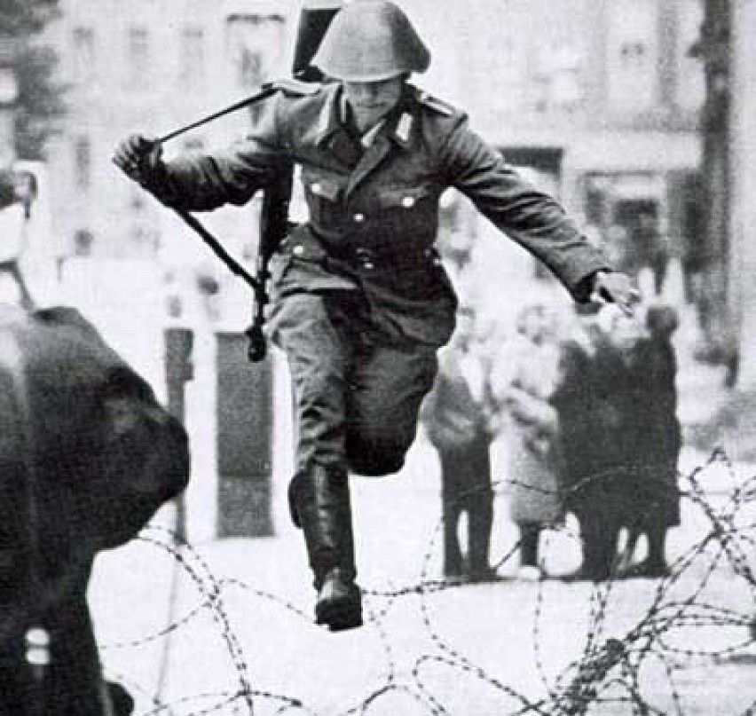 Jedno z najbardziej znanych zdjęć ucieczek przez mur. Hans...