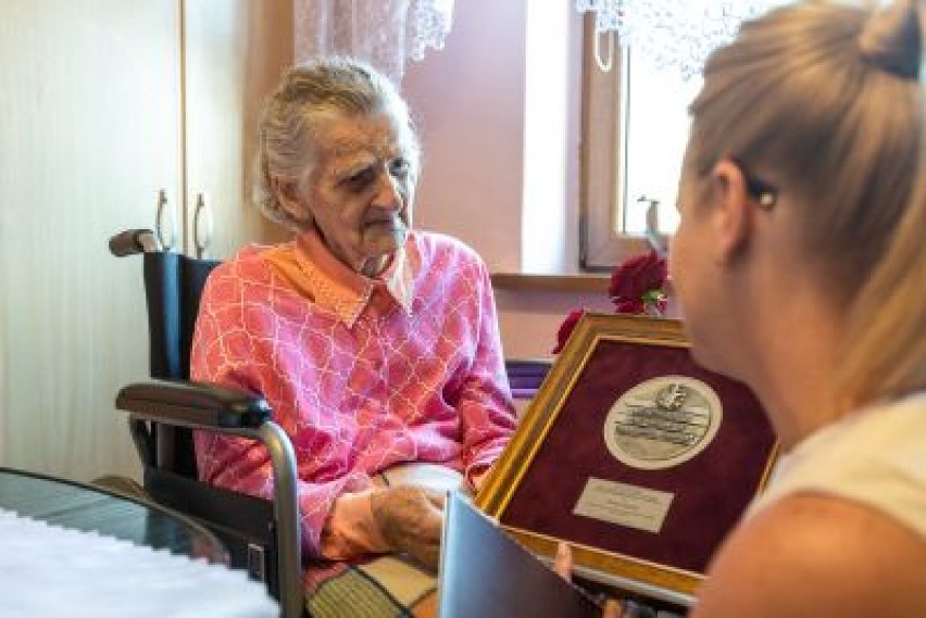 Helena Wujciak skończyła 100 lat. Odebrała medal Unitas Durat Palatinatus Cuiaviano-Pomeraniesis [zdjęcia]