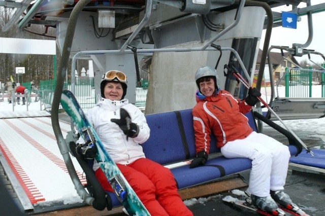 Na górze Kamieńsk tłoku nie ma, ale ostatni goście korzystają jeszcze z możliwości pozjeżdżania na nartach czy snowboardzie
