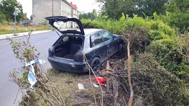 Wjechał komuś do ogródka i porzucił auto na pastwę złodziei. ZOBACZ WIĘCEJ ZDJĘĆ >>>