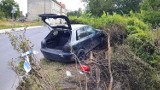 Wjechał ludziom do ogródka i porzucił auto na pastwę złodziei. Co na to policja? Co za historia![ZDJĘCIA]