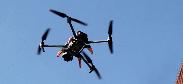 Drony przestaną zakłócać lądowanie samolotów na Okęciu. Lotnisko instaluje system antydronowy