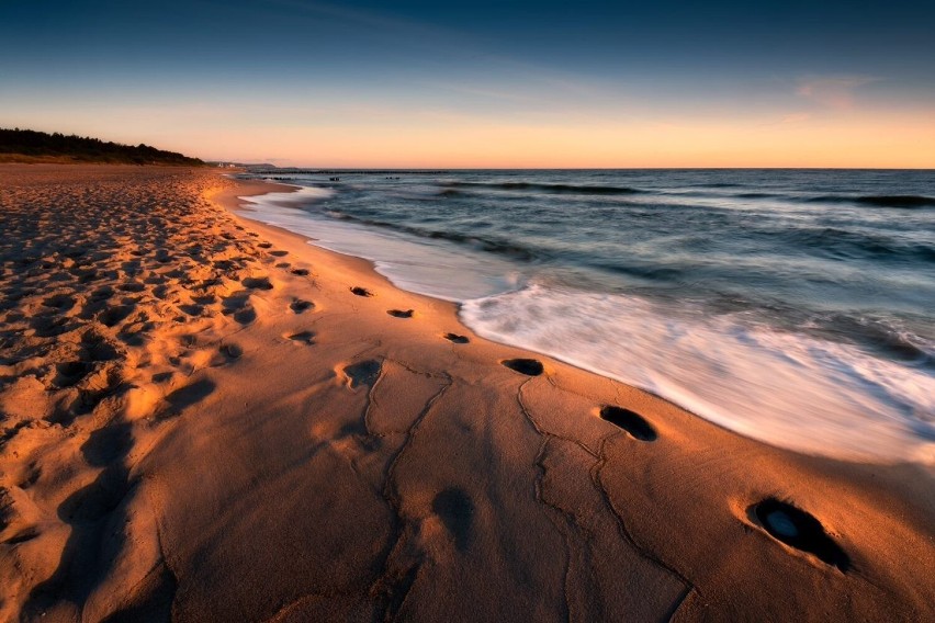 Spacer po piaszczystej plaży, szum morza i czysta woda....