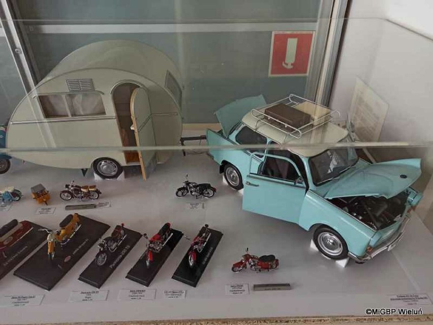 Ponad 800 miniatur samochodów z epoki PRL-u na wystawie w MiGBP w Wieluniu