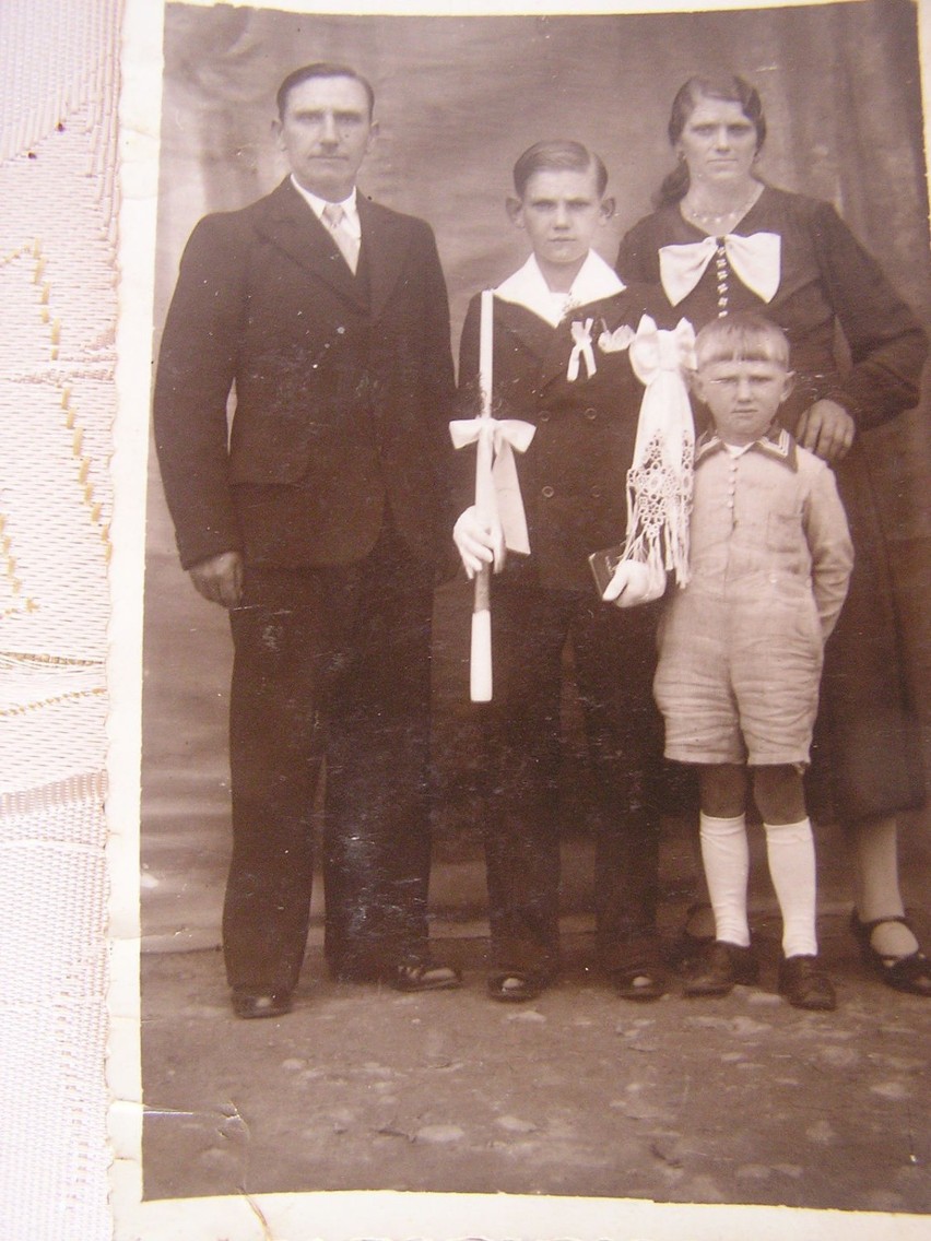 Józef Olejniczak z bratem i rodzicami. Zdjęcie wykonane w...