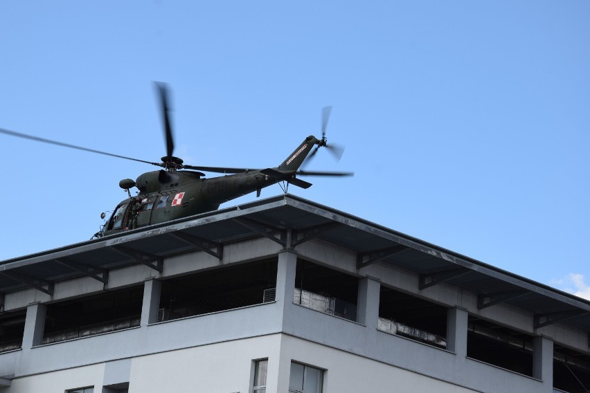 Wojskowy helikopter nad Szczecinkiem. Kilka podejść do lądowiska [zdjęcia]