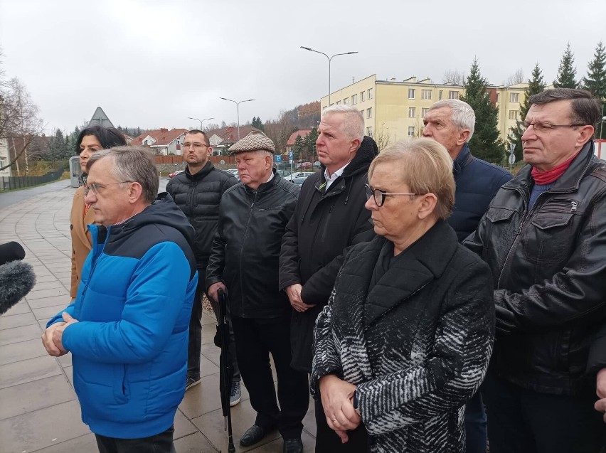 Konferencja przed szpitalem w Wałbrzychu. Parlamentarzyści i...