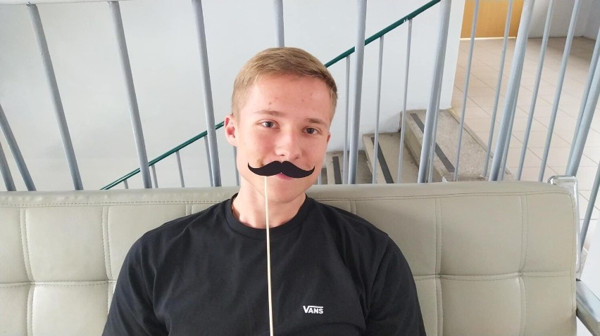 Movember w "mechaniku". Uczniowie i nauczyciele z ZSP 1 w Radomsku promują badania profilaktyczne wśród mężczyzn 