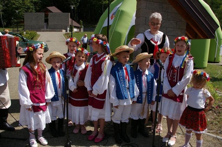 Dzień Otwarty Produktu Regionalnego w Wapiennem. Na stoiskach miody, pierogi, ciasta, lemoniady, krywulki i drewniane łyżki