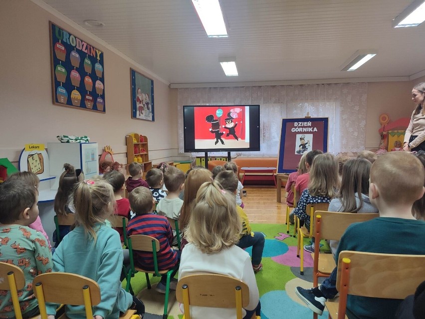 Górnicy odwiedzili Przedszkole numer 1 w Jędrzejowie z okazji Barbórki. Zobaczcie zdjęcia