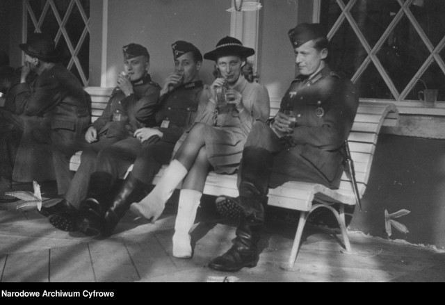 Żołnierze niemieccy piją wodę źródlaną na ławce w Krynicy - Zdroju