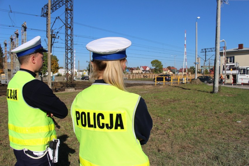 Policjanci sprawdzali, jak zachowują się kierowcy na przejeździe kolejowym. Znamy ich opinie (zdjęcia)   