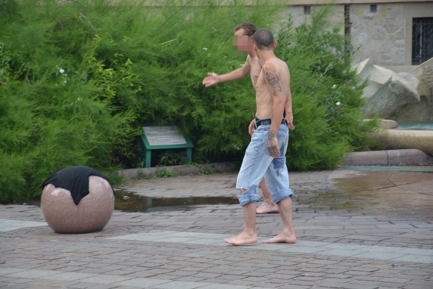 Mężczyźni bez koszulek w centrum Krakowa.