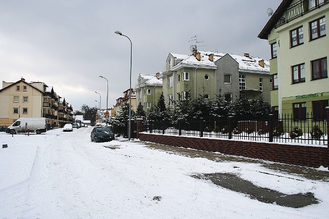 Główna ulica Świemirowa - Świemirowska, z nową zabudową wielorodzinną.