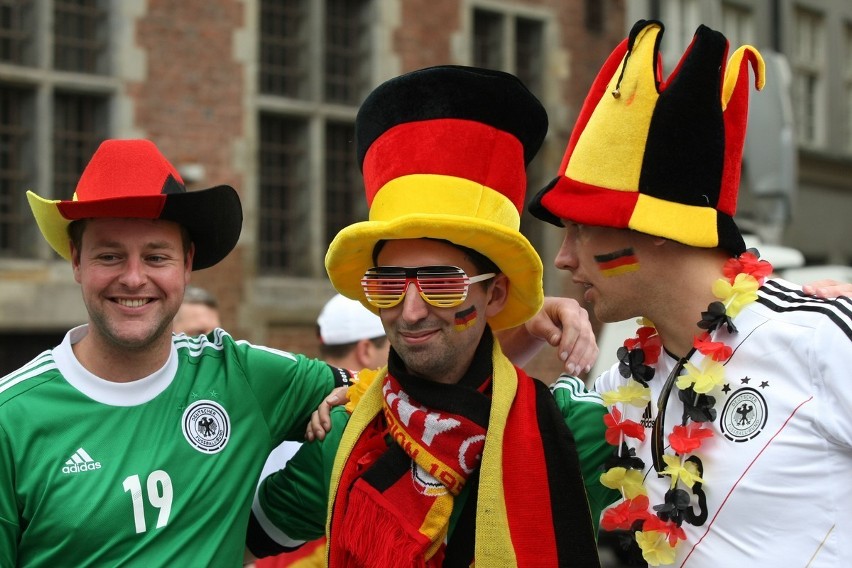 Euro 2012 w Gdańsku: Niemieccy i greccy kibice na ulicach miasta ZDJĘCIA i FILMY
