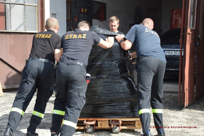 Środki do dezynfekcji wkrótce trafią do przedszkolaków. Materiały odebrali i rozdysponują rawiccy strażacy [ZDJĘCIA]