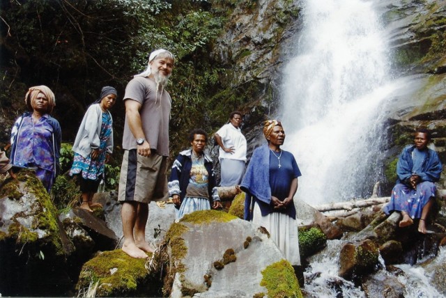 Palowicki misjonarz w otoczeniu swoich papuaskich parafian.