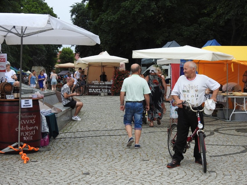 Augustów. Trwają targi Polska Smakuje. Wystawcy zaprezentowali swoje popisowe produkty