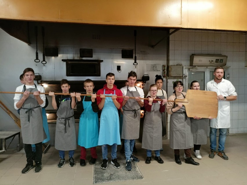 Uczniowie z Gromadzic odwiedzili piekarnię "Szuster" w Osjakowie